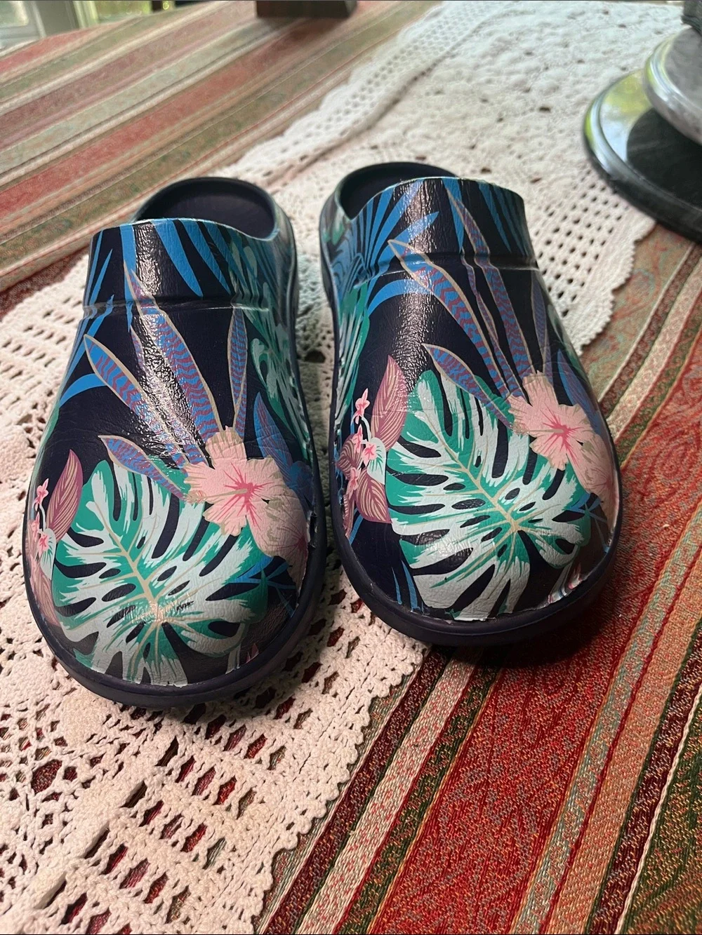 OOFOS. OOCLOOG unisex clog solid black 10 Men’s 12 Women’s Navy Tropical Floral
